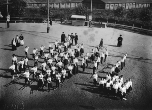 Народный дом Николая II. Дети на занятиях по гимнастике в саду Народного дома. 1910.